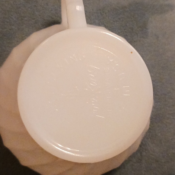 2- Vintage Fire King Anchor Hocking Milk Glass Swirl Coffee Tea Cups Gold Trim - Picture 4 of 5